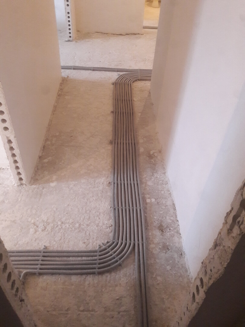 Частичная проводка электрики по полу в трехкомнатной квартире в панельном доме по адресу город Москва, Берёзовая аллея, 10к17